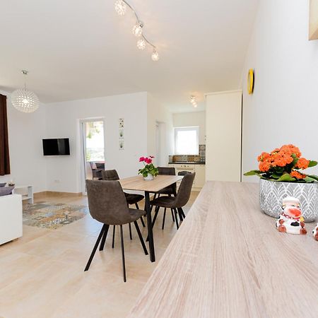Apartments Amfora - Cozy And Modern Apartments For Up To 15 People, 100M From The Sea And Beach สตารา โนวัลยา ภายนอก รูปภาพ