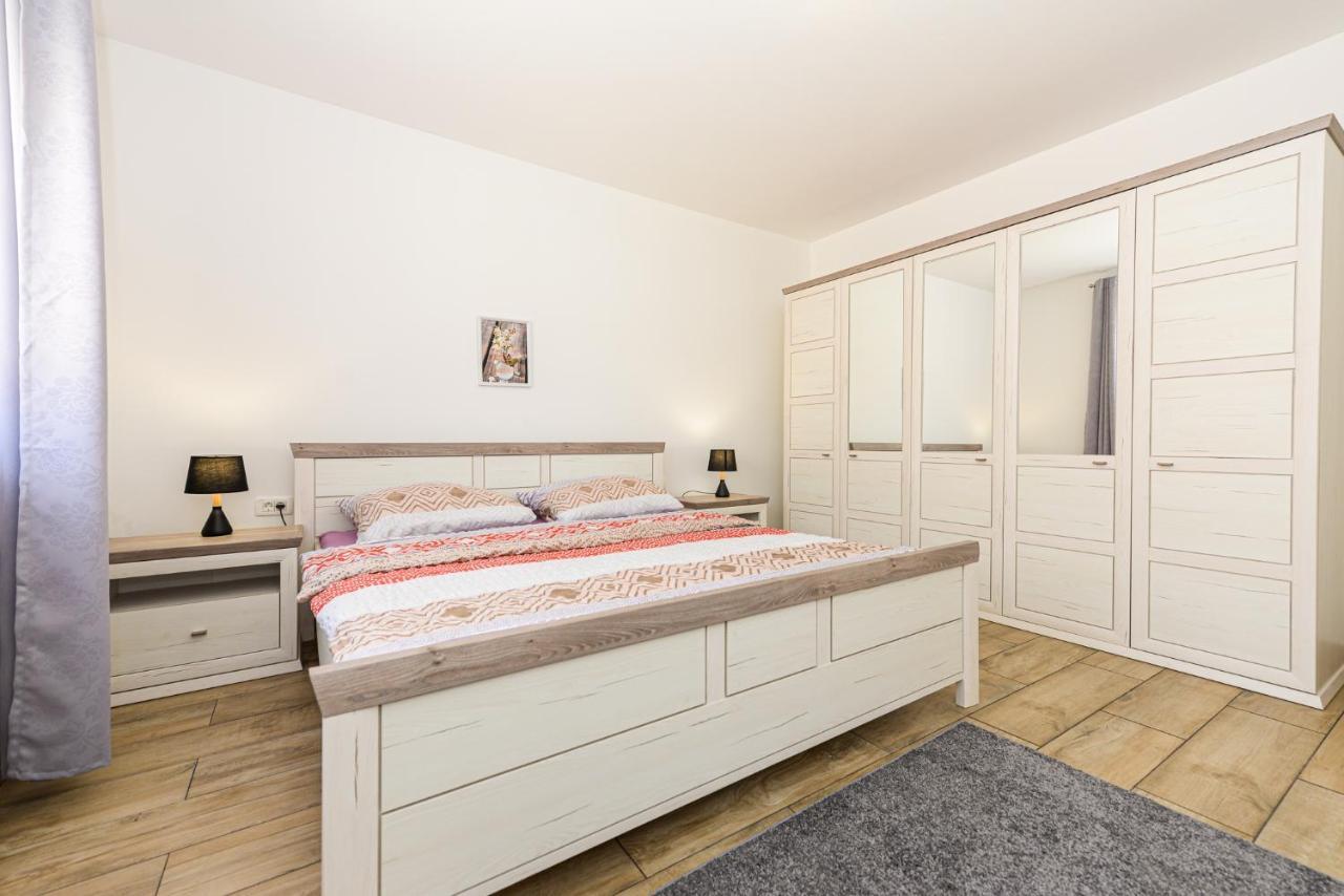 Apartments Amfora - Cozy And Modern Apartments For Up To 15 People, 100M From The Sea And Beach สตารา โนวัลยา ภายนอก รูปภาพ