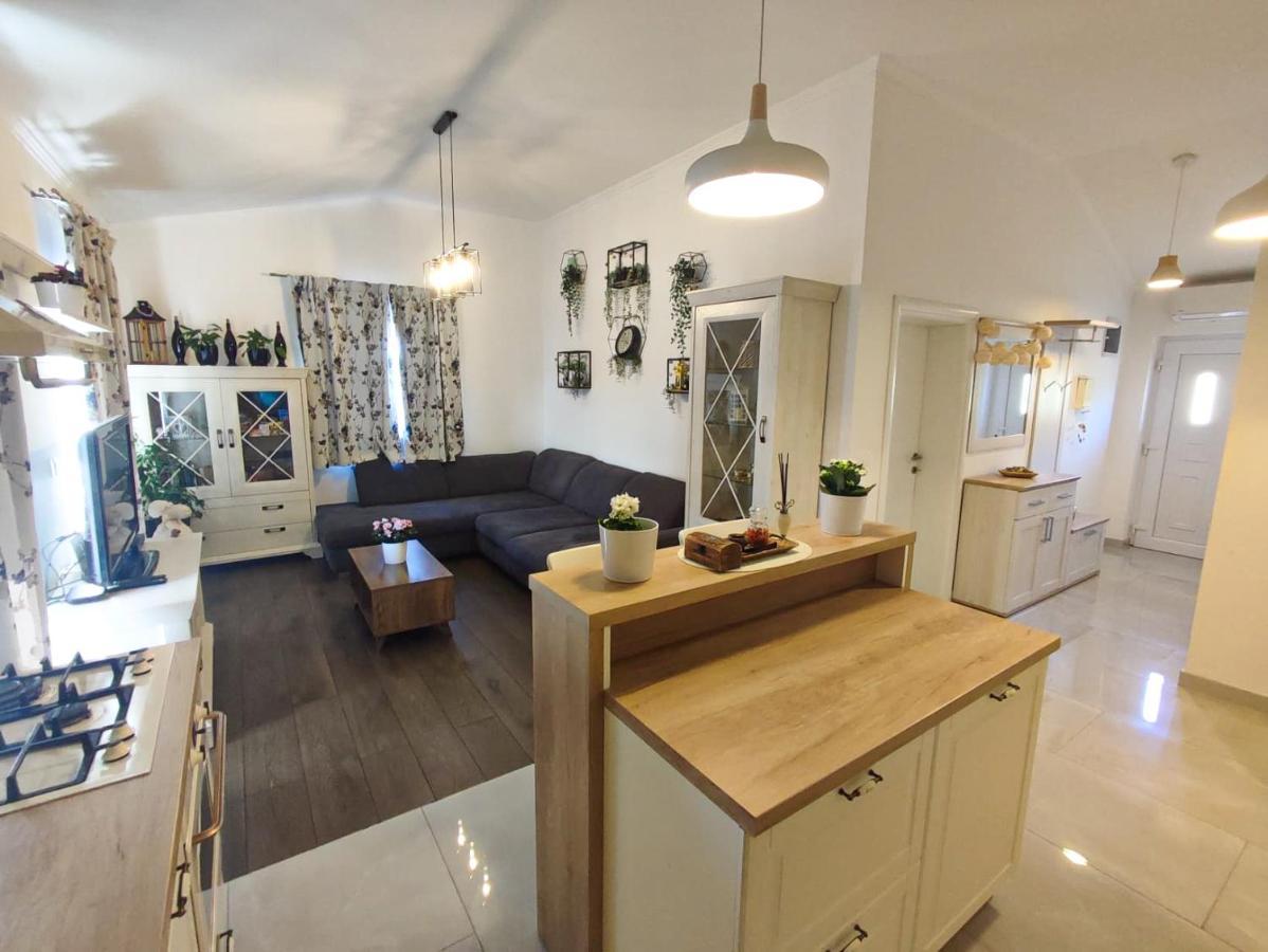 Apartments Amfora - Cozy And Modern Apartments For Up To 15 People, 100M From The Sea And Beach สตารา โนวัลยา ภายนอก รูปภาพ