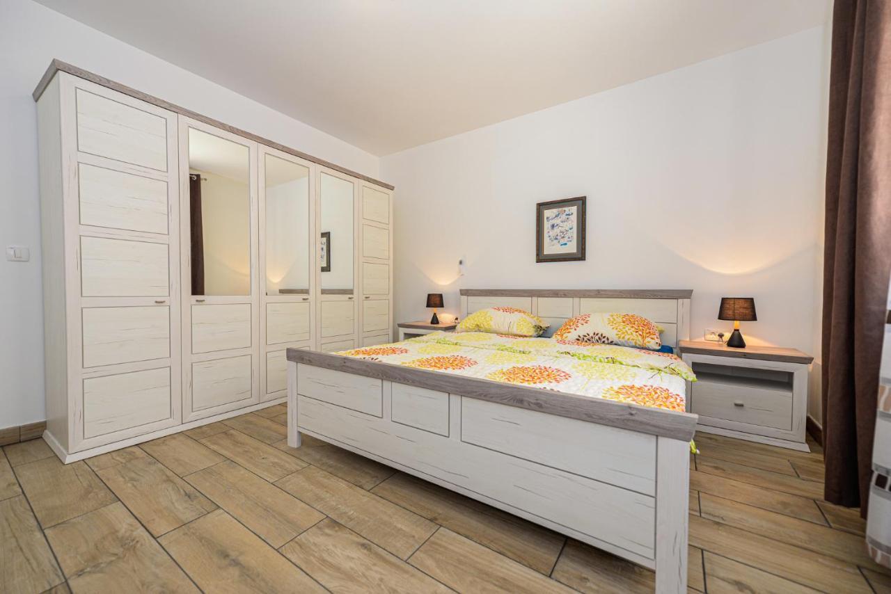 Apartments Amfora - Cozy And Modern Apartments For Up To 15 People, 100M From The Sea And Beach สตารา โนวัลยา ภายนอก รูปภาพ