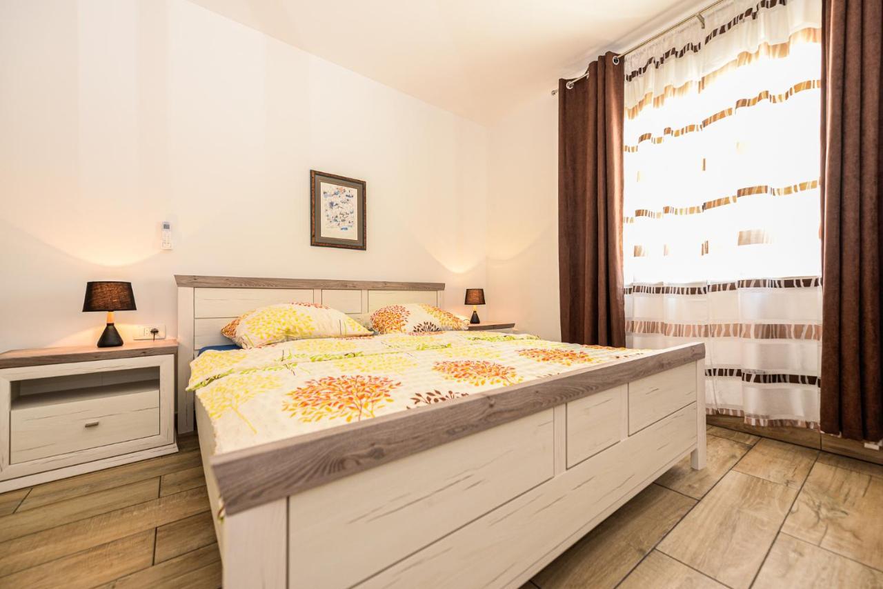 Apartments Amfora - Cozy And Modern Apartments For Up To 15 People, 100M From The Sea And Beach สตารา โนวัลยา ภายนอก รูปภาพ