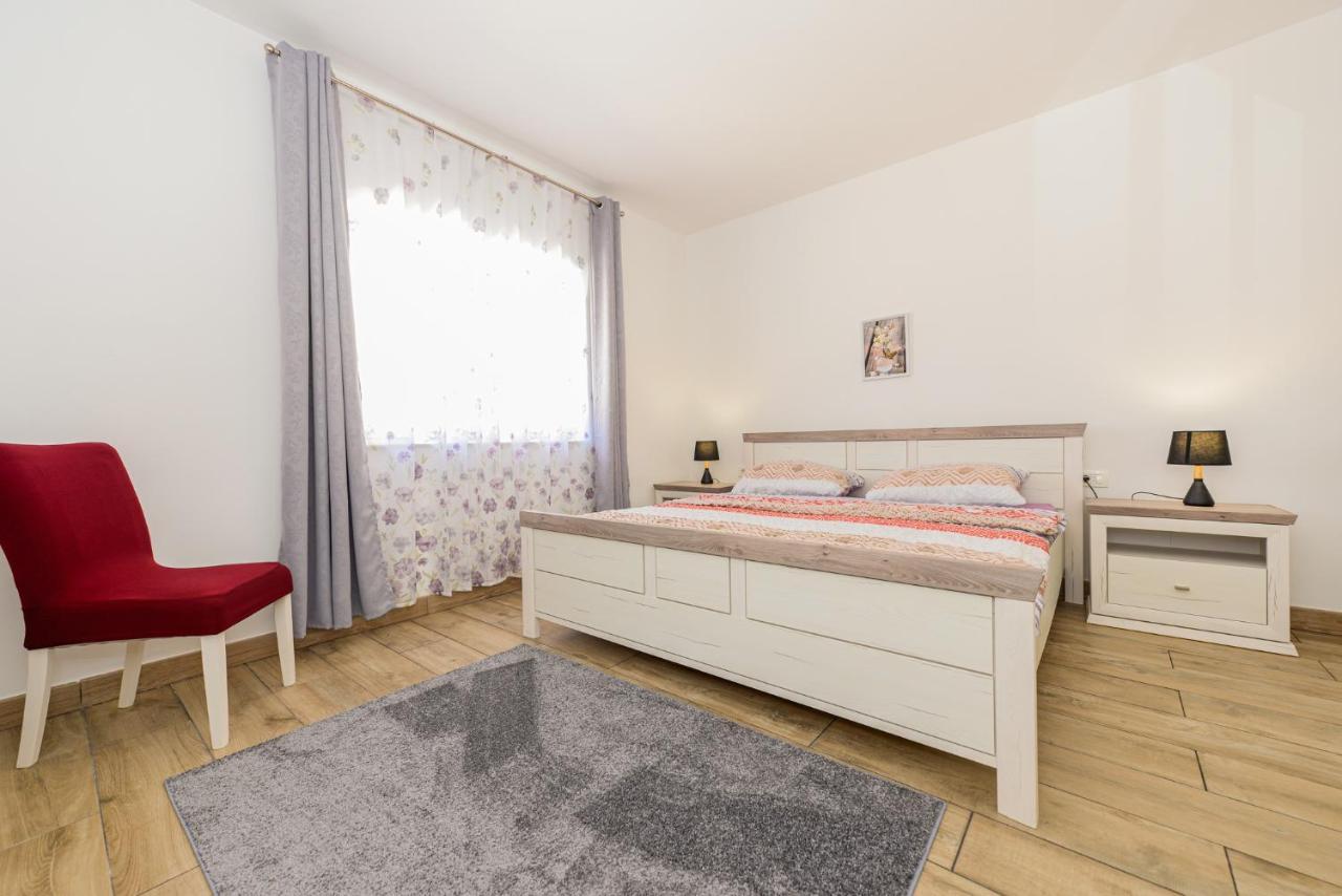 Apartments Amfora - Cozy And Modern Apartments For Up To 15 People, 100M From The Sea And Beach สตารา โนวัลยา ภายนอก รูปภาพ